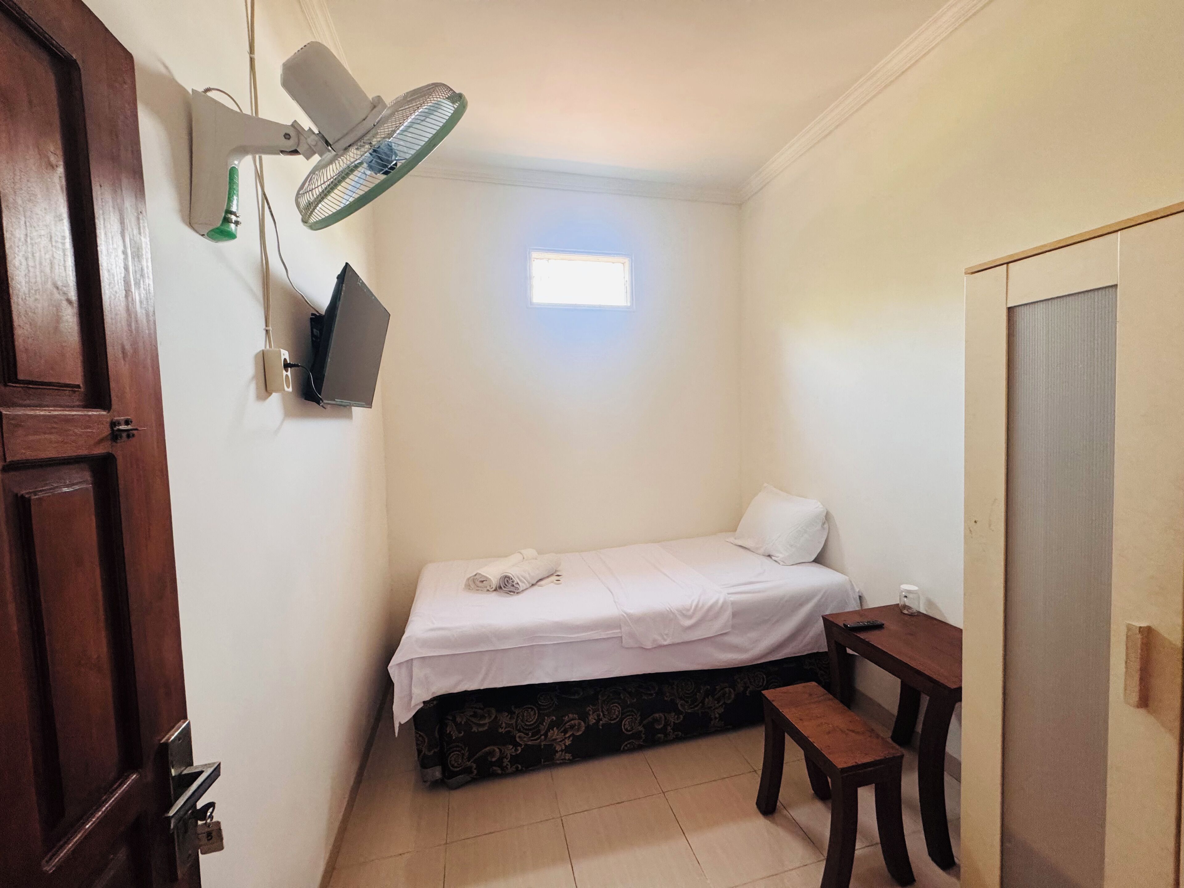 Doppia Standard | Una scrivania, Wi-Fi gratuito, lenzuola