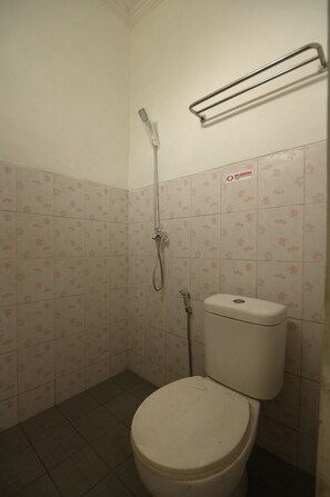 Habitación ejecutiva doble | Baño | Artículos de higiene personal gratuitos y toallas