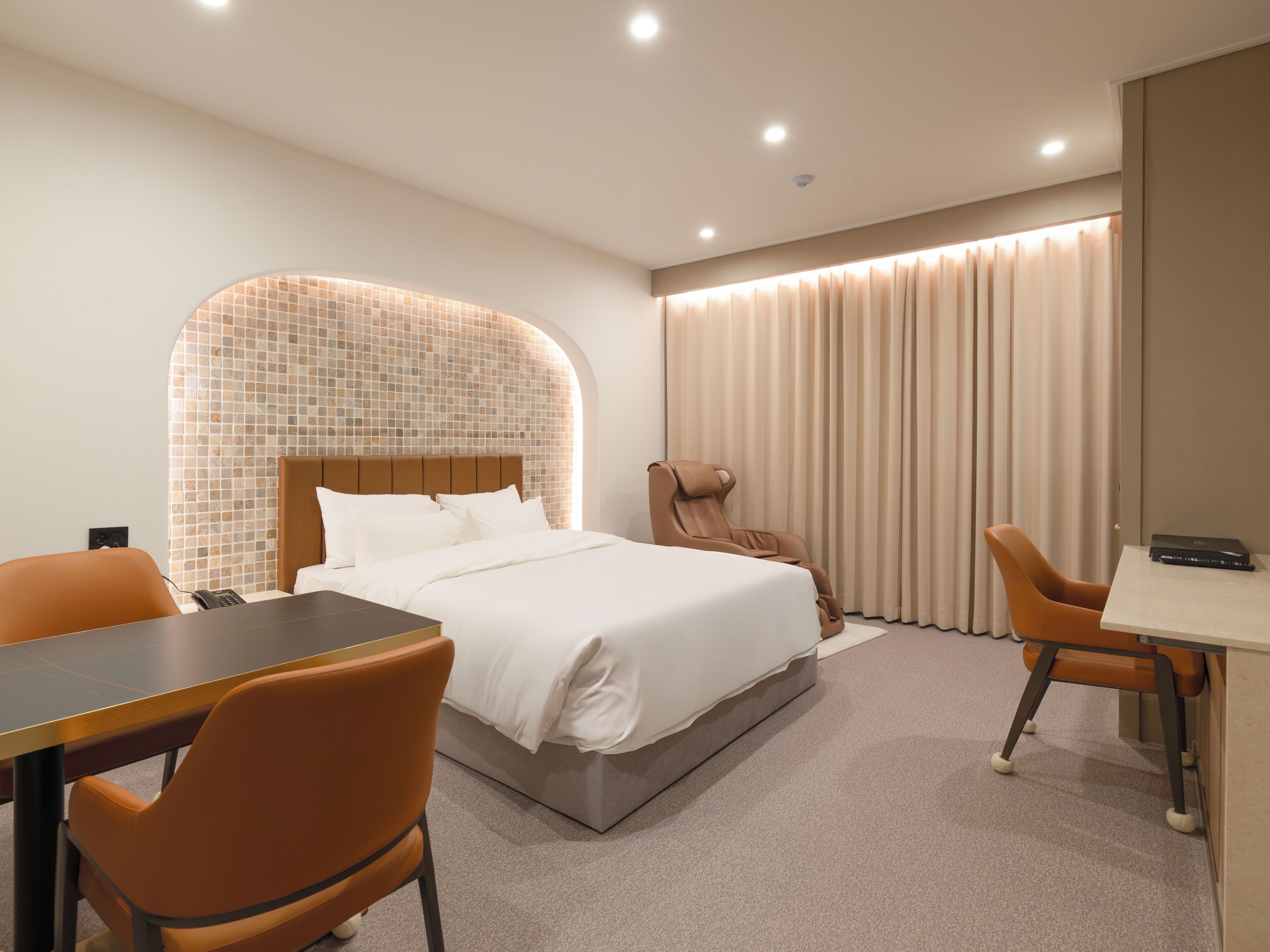 Superior king | Individually decorated, individually furnished, desk, free WiFi