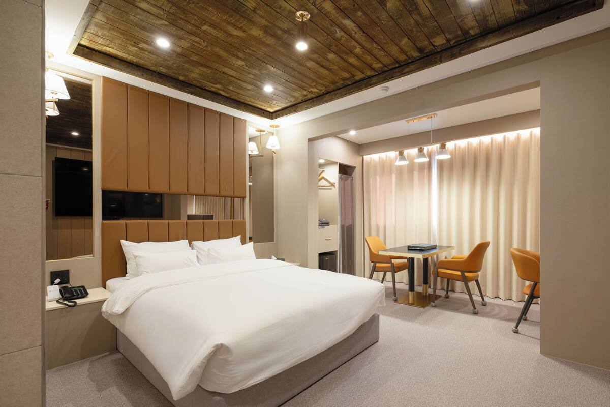 Superior Double Room | Desk, free WiFi, individually decorated, individually furnished