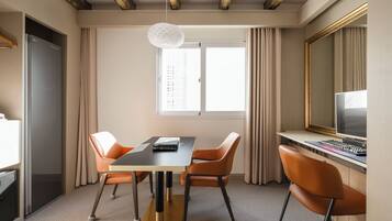 Superior tweepersoonskamer | Individueel gedecoreerd, individueel gemeubileerd, een bureau