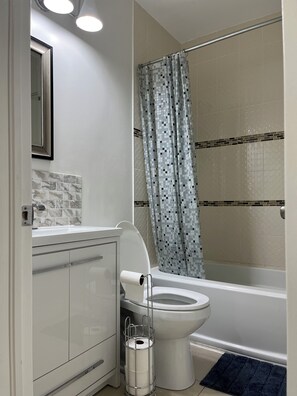 Hair dryer, towels, soap, toilet paper - Cozy 2-Bed w/ Kitchen & Patio in Midtown Toronto (Toronto)