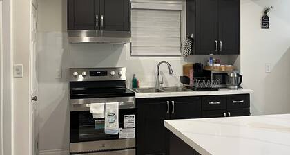 Cozy 2-Bed w/ Kitchen & Patio in Midtown Toronto