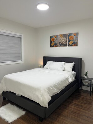 2 bedrooms, iron/ironing board, WiFi, bed sheets - Cozy 2-Bed w/ Kitchen & Patio in Midtown Toronto (Toronto)