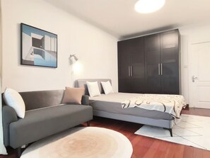 Comfort Studio, Courtyard View | Premium bedding, desk, laptop workspace, blackout drapes - Innocondo Extended Stay Shanghai Jing'an West Beijing Road (Shanghai)