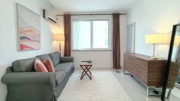 Deluxe-Suite, Stadtblick | Wohnbereich | 42-Zoll-LCD-Fernseher mit Kabelempfang, Arbeitsbereiche