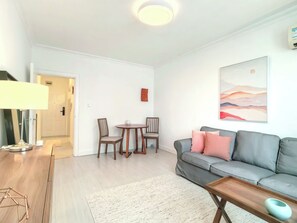 Deluxe Suite, City View | Ruang tamu | 42 inci televisyen LCD dengan kabel, pejabat 