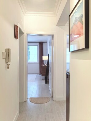Deluxe Suite, City View | Living area