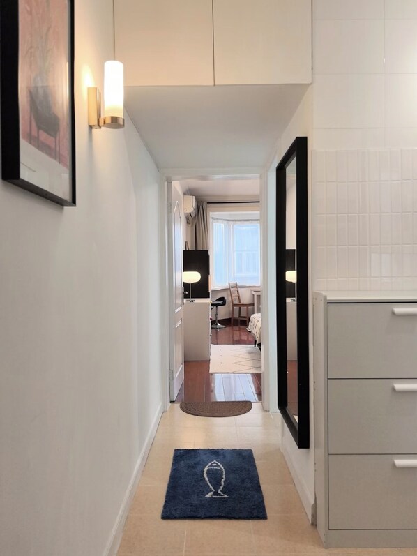 Comfort Studio, Courtyard View | Living area | 42-inch LCD TV with cable channels, offices - Innocondo Extended Stay Shanghai Jing'an West Beijing Road (Shanghai)