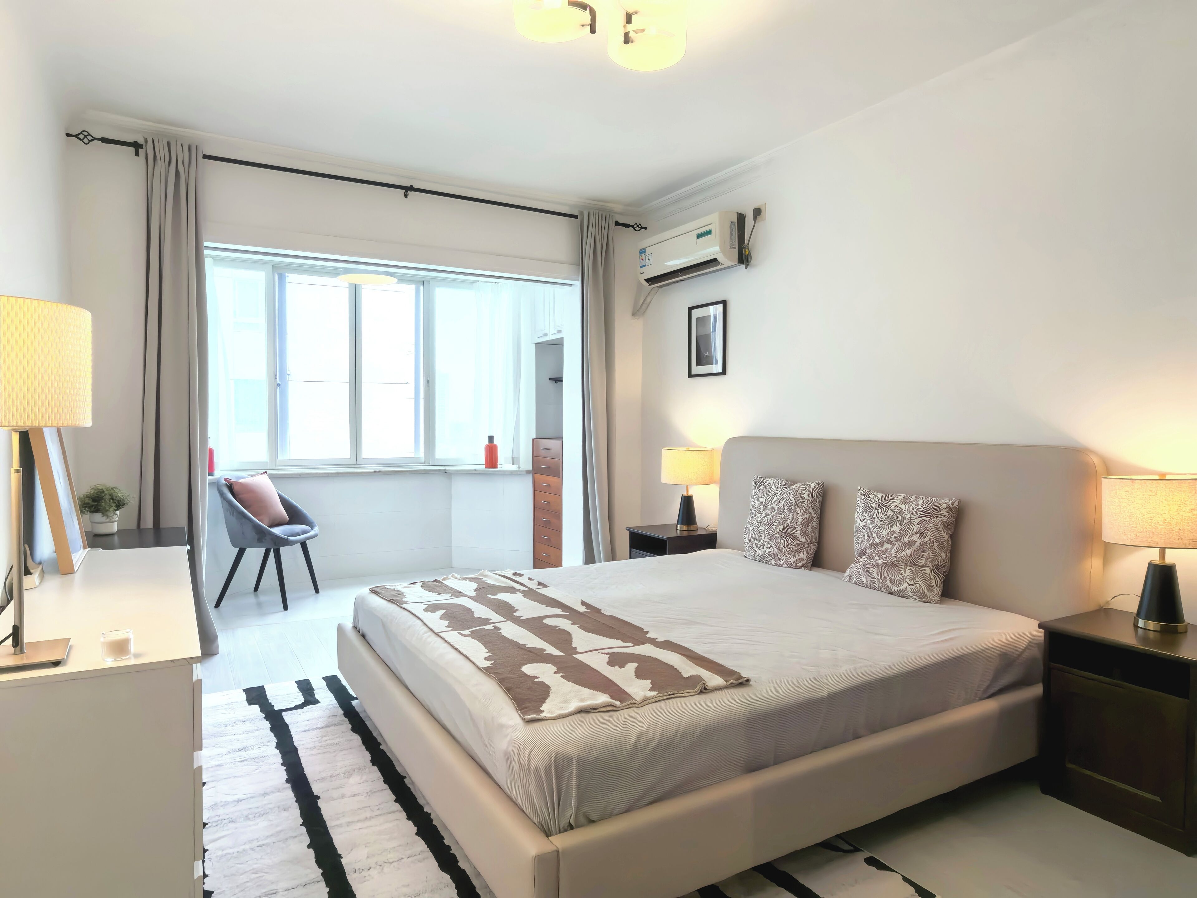 Deluxe Suite, City View | Meja, ruang kerja komputer riba, langsir/tirai gelap terus, kalis bunyi 