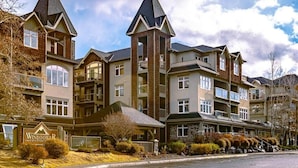 Un hotel a più piani con uno stile architettonico caratteristico, con torri appuntite e una torre centrale.