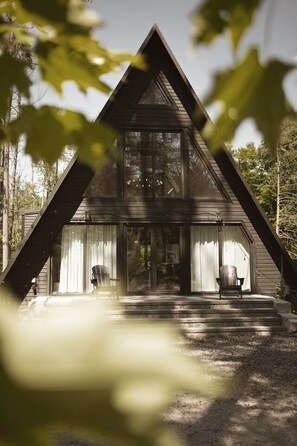 Exterior - [The Noir]A Truly Unique A-Frame (Gravenhurst)
