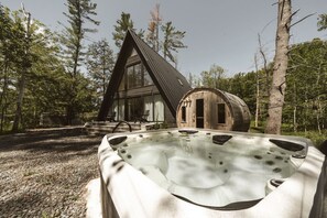 Outdoor spa tub - [The Noir]A Truly Unique A-Frame (Gravenhurst)