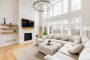 Téléviseur, foyer, table de baby-foot