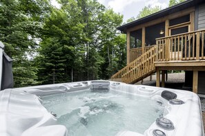 Outdoor spa tub - Shooting Star Lodge|BBQ|Firepit|SPA|Relax (Lake of Bays)