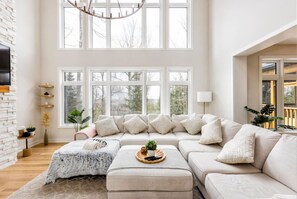 Téléviseur, foyer, table de baby-foot