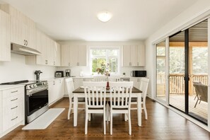 Fridge, microwave, oven, stovetop - Birch & Blanket|BBQ|Firepit|Pingpong (Lake of Bays)