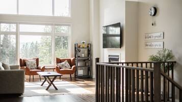 TV, fireplace, ping pong, books