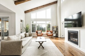 TV, fireplace, ping pong, books - Birch & Blanket|BBQ|Firepit|Pingpong (Lake of Bays)