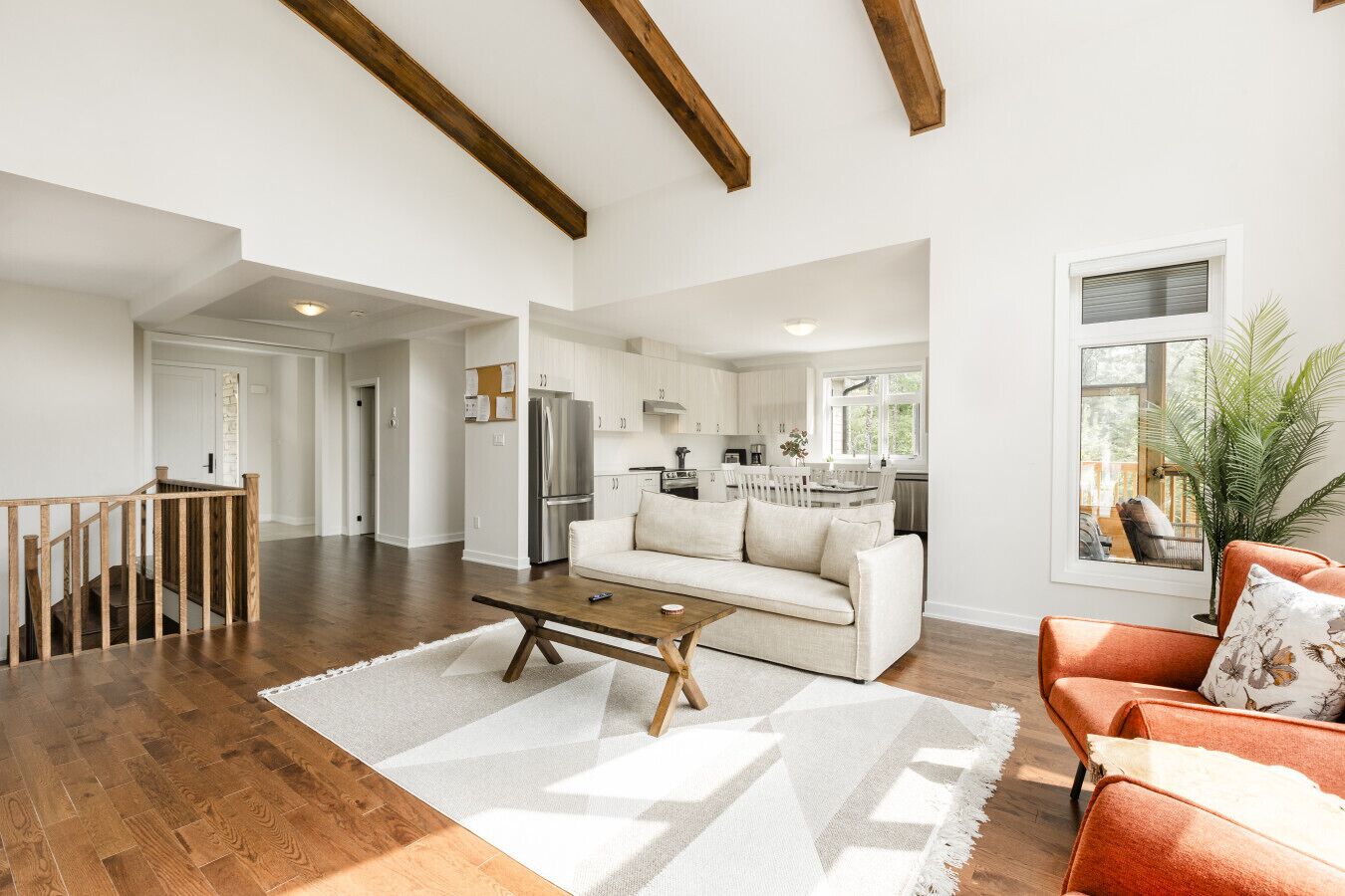 Télévision, cheminée, table de tennis de table, livres