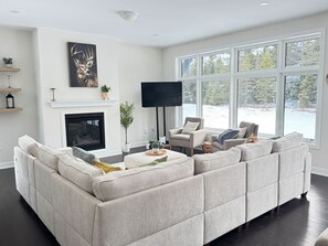 TV, fireplace - Algonquin Nest|BBQ|FirePit|Game|RelaxGetaway (Lake of Bays)
