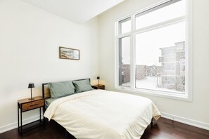 Desk, iron/ironing board, WiFi, bed sheets