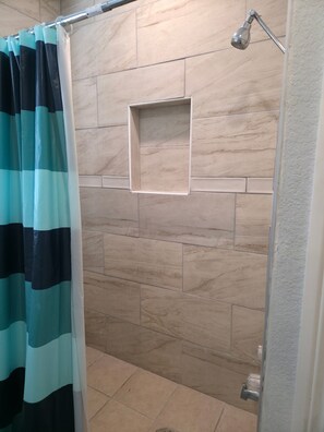 Shower, hair dryer, towels, soap - Family & Pet Friendly 1-BD Apt mins from Downtown, UH, Med Center & Attractions (Houston)