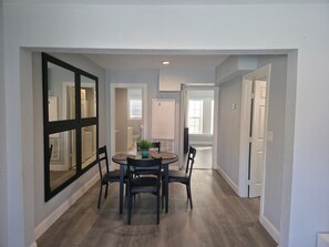Dining - Family & Pet Friendly 1-BD Apt mins from Downtown, UH, Med Center & Attractions (Houston)