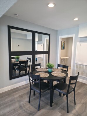 Dining - Family & Pet Friendly 1-BD Apt mins from Downtown, UH, Med Center & Attractions (Houston)