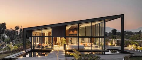 Vista frontal de la propiedad