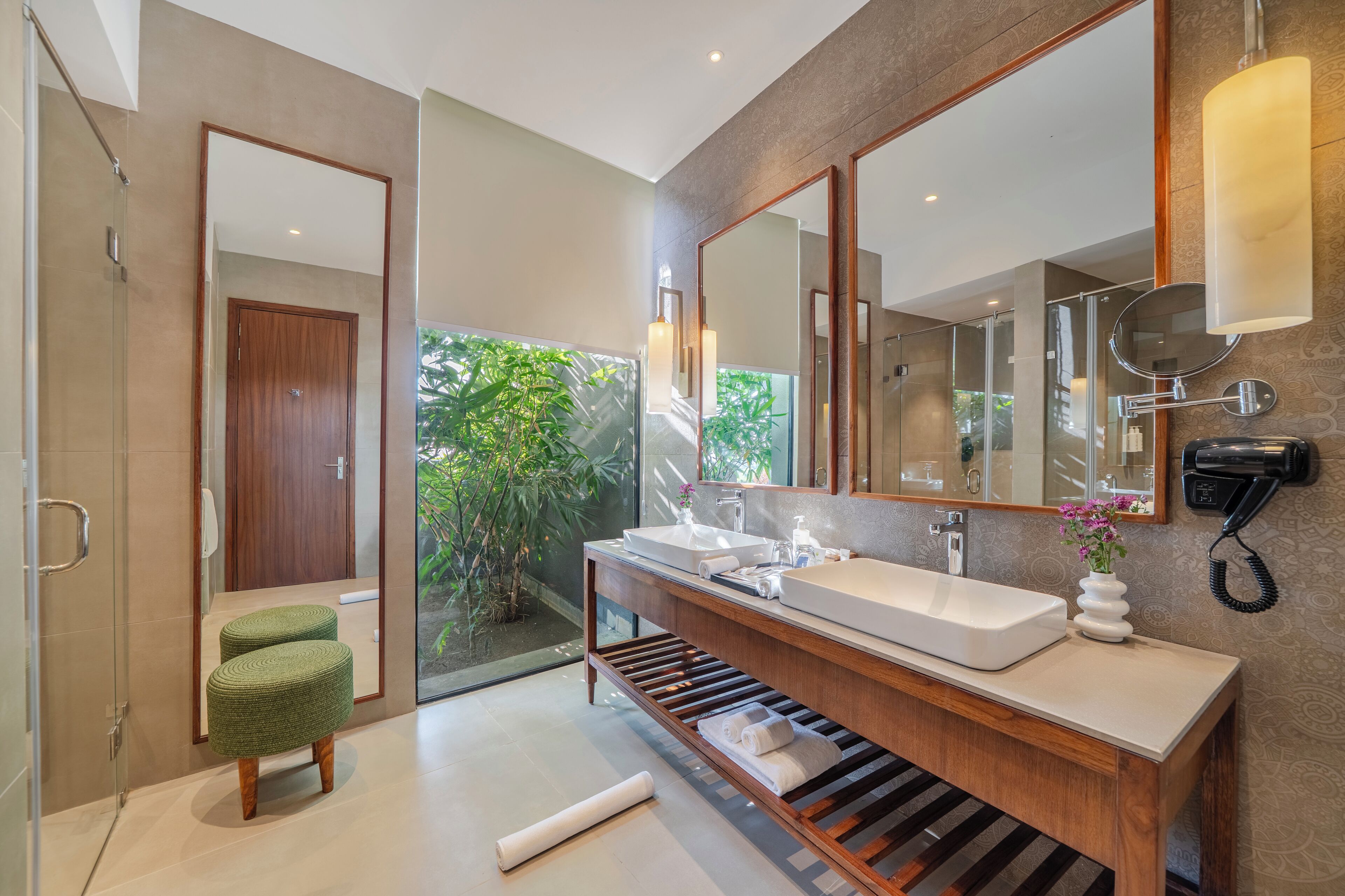 Shower, rainfall showerhead, free toiletries, hair dryer