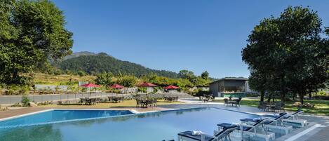 Una piscina al aire libre