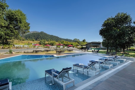 Una piscina al aire libre. Vandhara Sarovar Premiere Jim Corbett Patkote