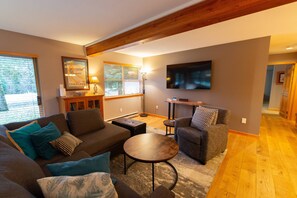 Smart TV, fireplace - Comfortable two-bedroom town home with room for the whole family (Whistler)