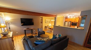 Smart TV y chimenea 