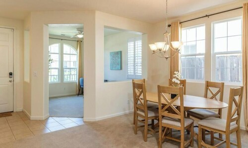Wonderful convenience 4-bedroom house in nice safe neighborhood in Elk Grove, Ca
