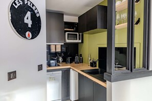 Kylskåp, mikrovågsugn, kaffe- och tebryggare och brödrost