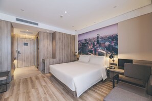 Desk, laptop workspace, free WiFi - Echarm PLUS Hotel Chongqing  (Chongqing)