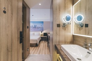 Standaard kamer, uitzicht op stad | Een bureau, een laptopwerkplek, gratis wifi