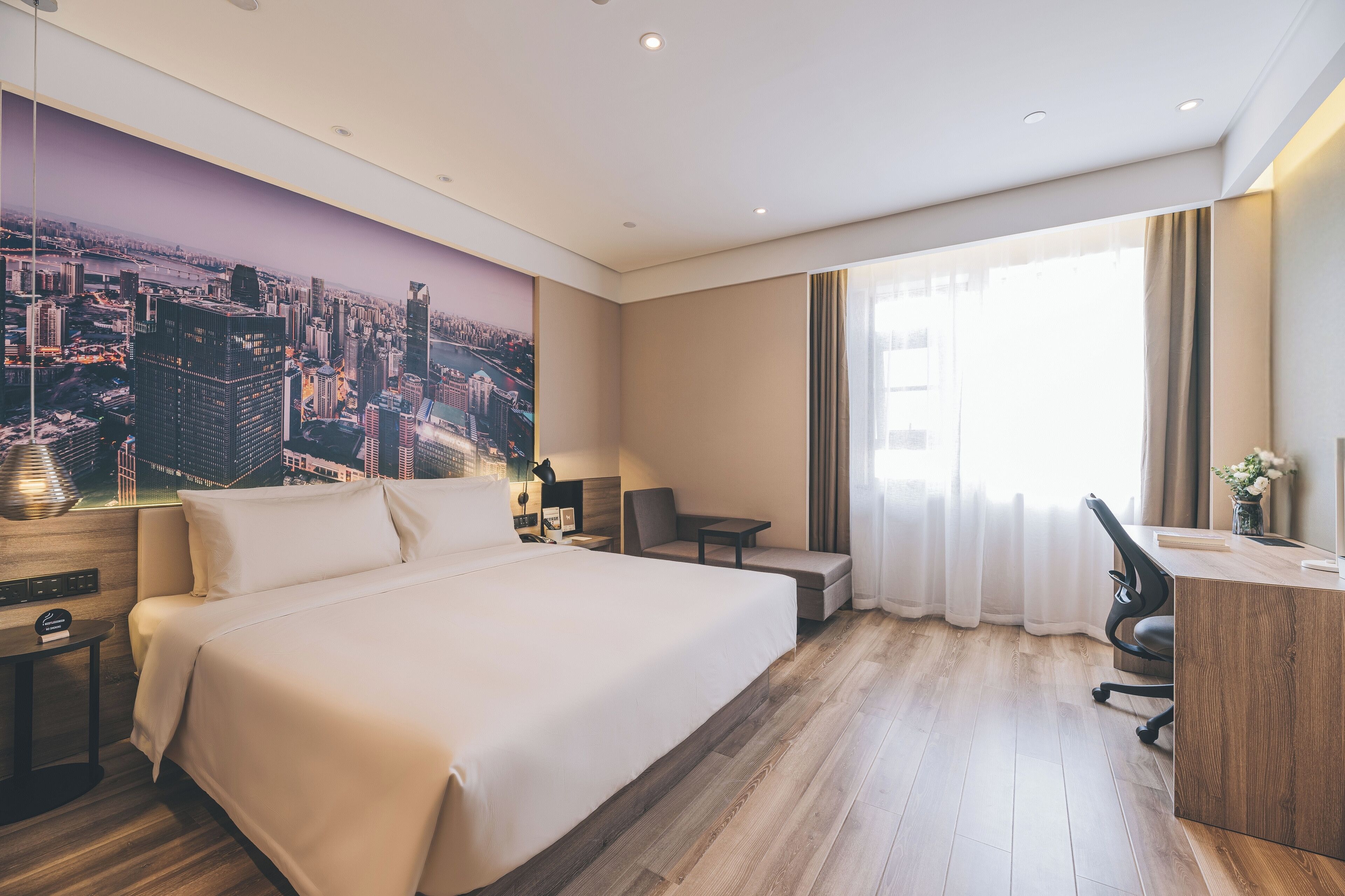 Escriptori, espai de treball apte per a portàtils i wifi gratuïta 