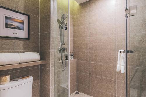 Dusche, kostenlose Toilettenartikel, Haartrockner, Handtücher
