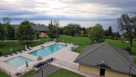 Pool. T2 with breathtaking view of Lake Geneva