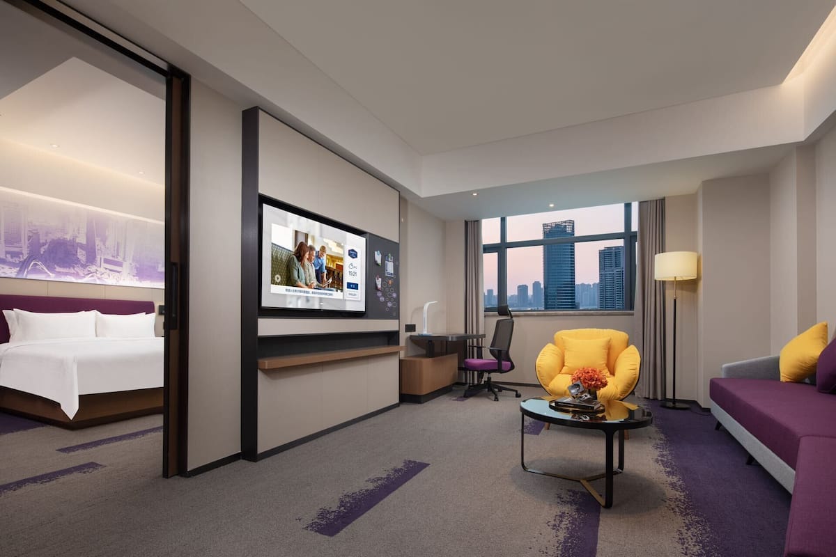 مكتب ومساحة عمل للكمبيوتر المحمول وستائر تعتيم وتجهيزات عازلة للصوت