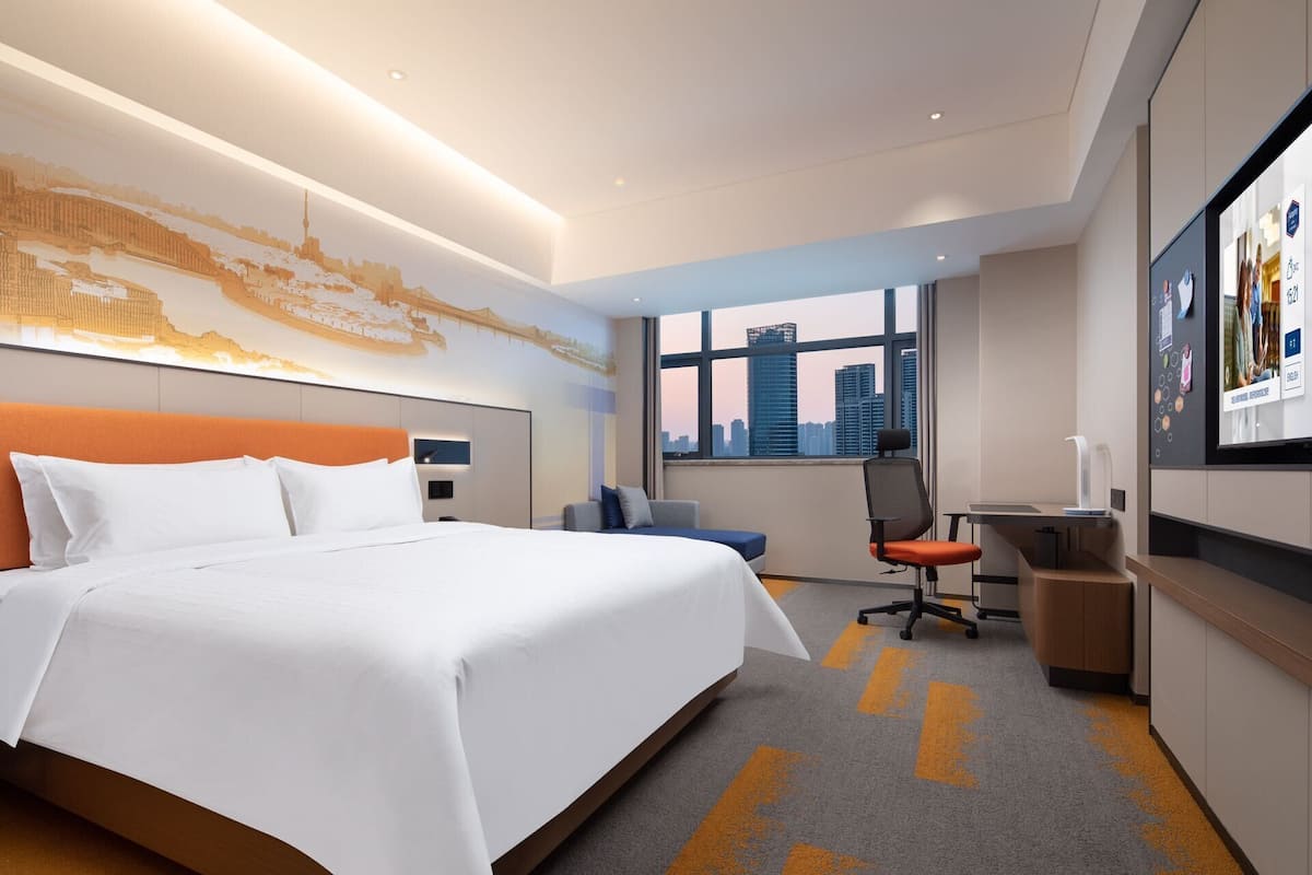 مكتب ومساحة عمل للكمبيوتر المحمول وستائر تعتيم وتجهيزات عازلة للصوت