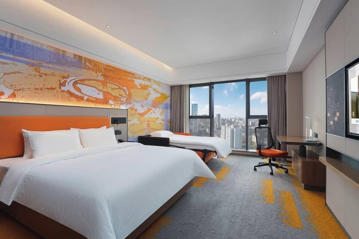 Habitación familiar, vista a la ciudad | Escritorio, espacio para trabajar con laptop y cortinas blackout