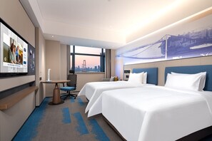 مكتب ومساحة عمل للكمبيوتر المحمول وستائر تعتيم وتجهيزات عازلة للصوت