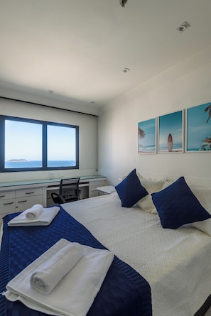 Escritorio, tabla de planchar con plancha, wifi gratis y ropa de cama