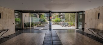 Urban Poolside Retreat | Sleep 6 | Free Parking