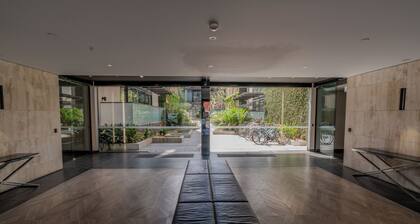 Urban Poolside Retreat | Sleep 6 | Free Parking