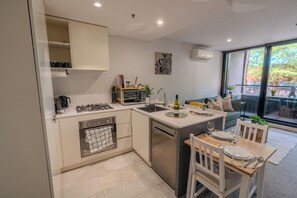 Fridge, microwave, oven, stovetop - Urban Poolside Retreat | Sleep 6 | Free Parking (Collingwood)